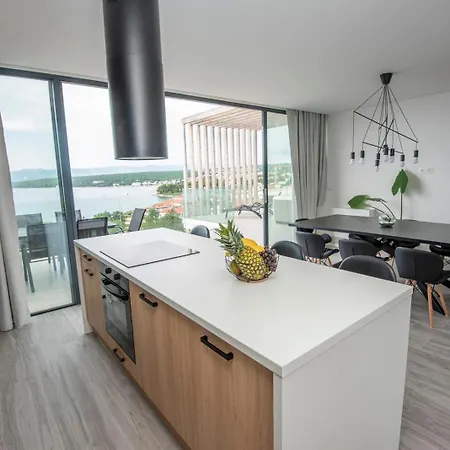 Luxury Penthouse Malinska-rova شقة
