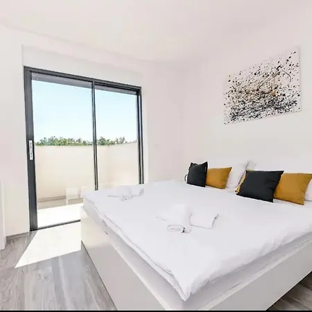 Luxury Penthouse Malinska-rova شقة *