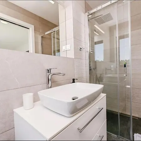 Luxury Penthouse Malinska-rova * مالينسكا